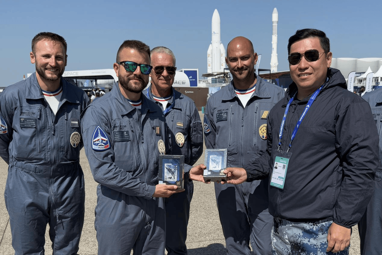 卡游“中国战机收藏卡”横空出世麻将胡了模拟器试玩深耕航空文创(图3)